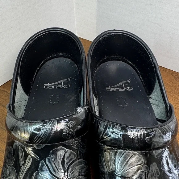 Dansko Tooled Shiny Black Leather Floral Clogs Slip-on Shoes, sz 39, 8-8.5 - Picture 4 of 16